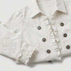 Weiße Jacke aus Strick mit floraler Stickerei