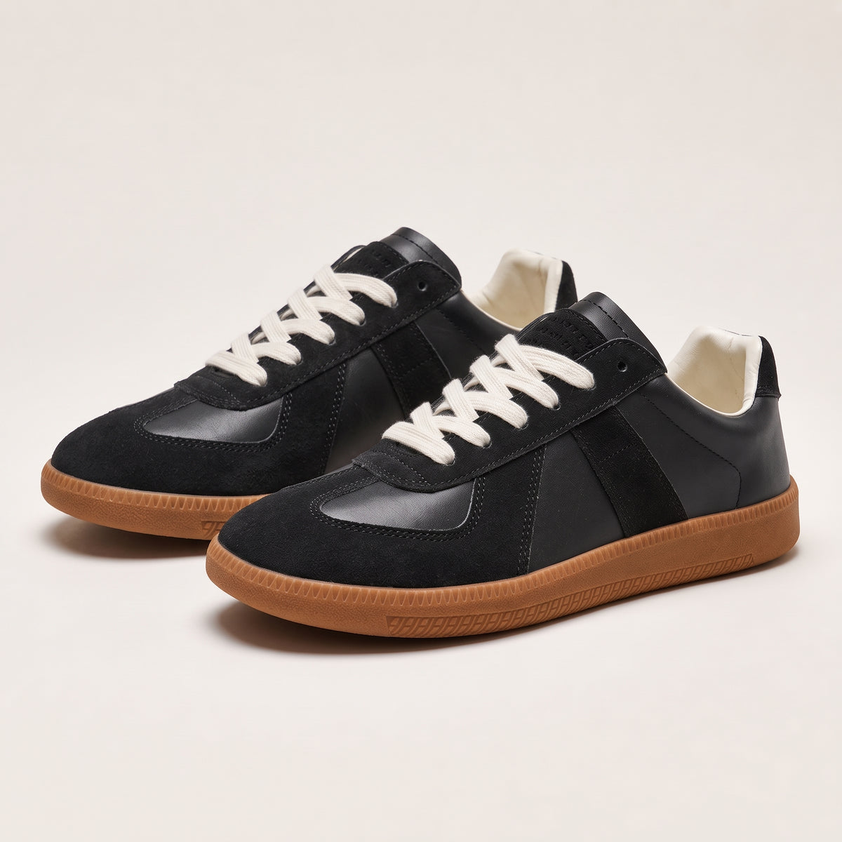 Herren Retro Sneaker in Wildleder-Optik – Low Top — Schwarz