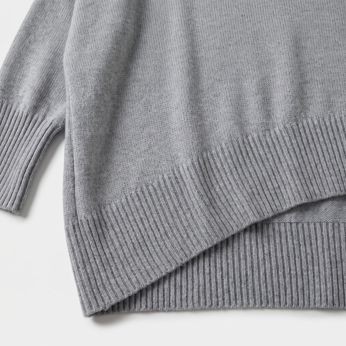 Damen Asymmetrischer Oversize Strickpullover – Relaxed Fit — Grau