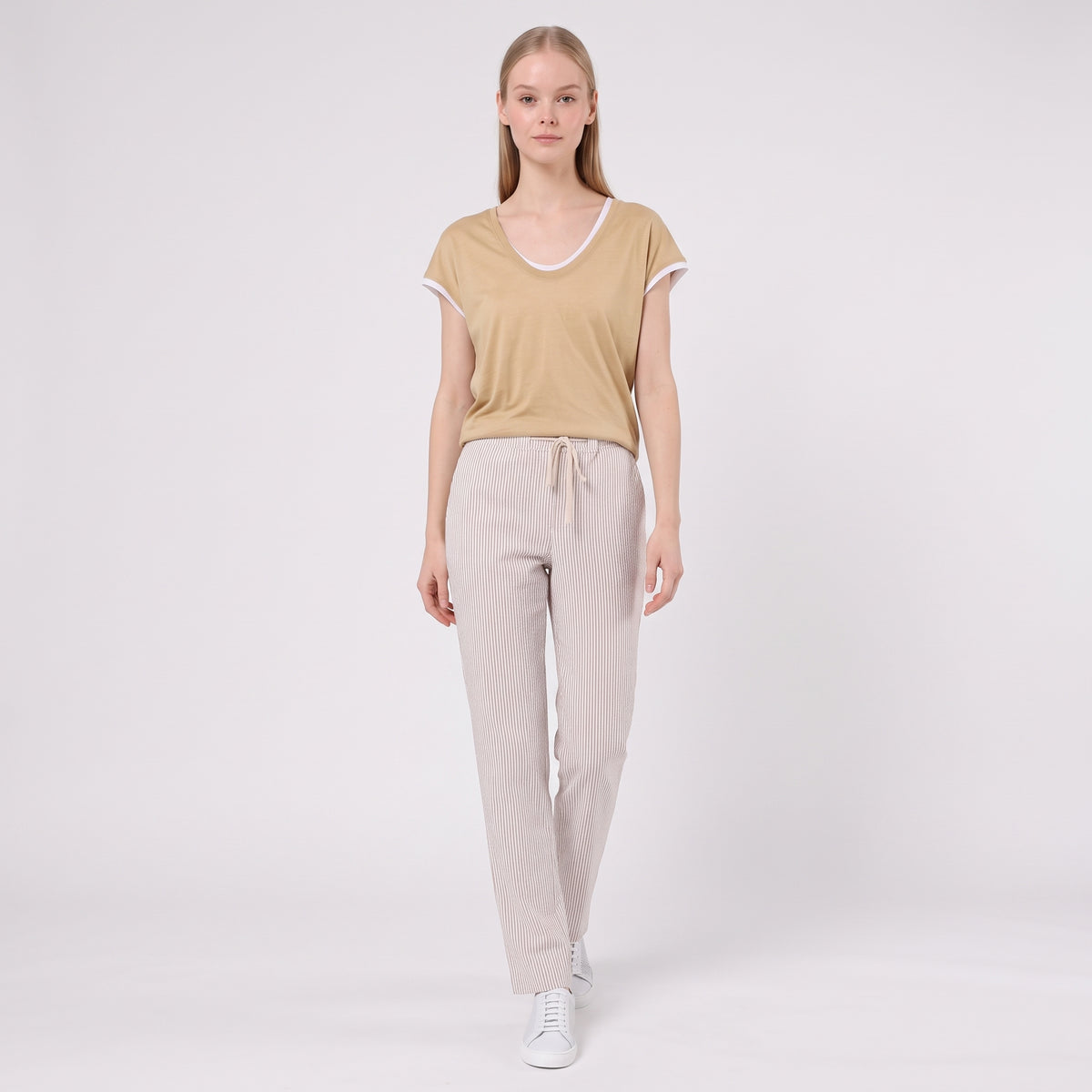 Damen Seersucker Schlupfhose mit Kordelzug – Regular Fit — Streifen/beige/Gemustert
