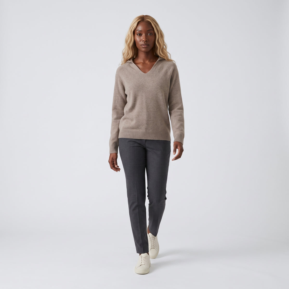 Damen Wollstrickpullover mit V-Ausschnitt – Regular Fit — Camel