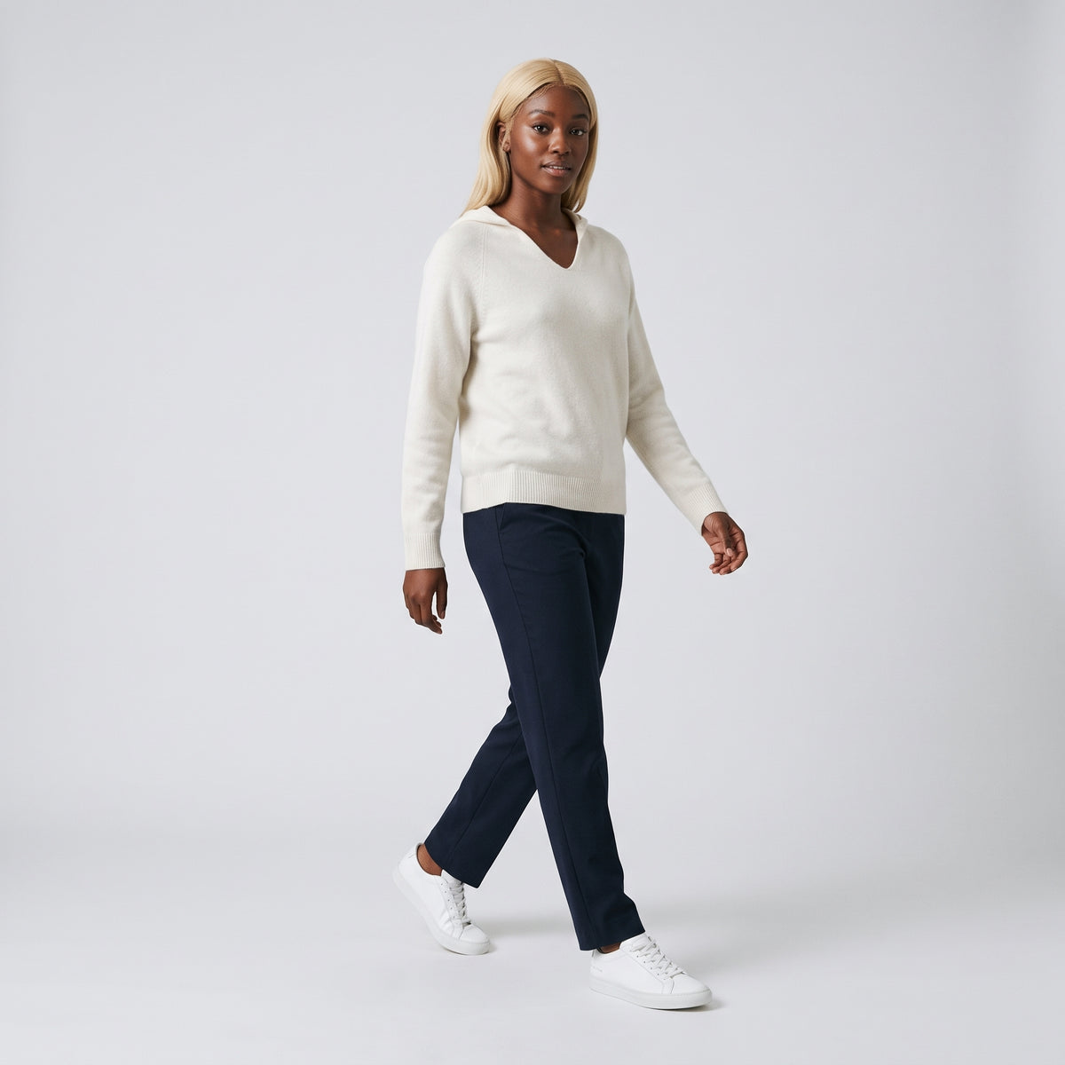 Damen Wollstrickpullover mit V-Ausschnitt – Regular Fit — Beige