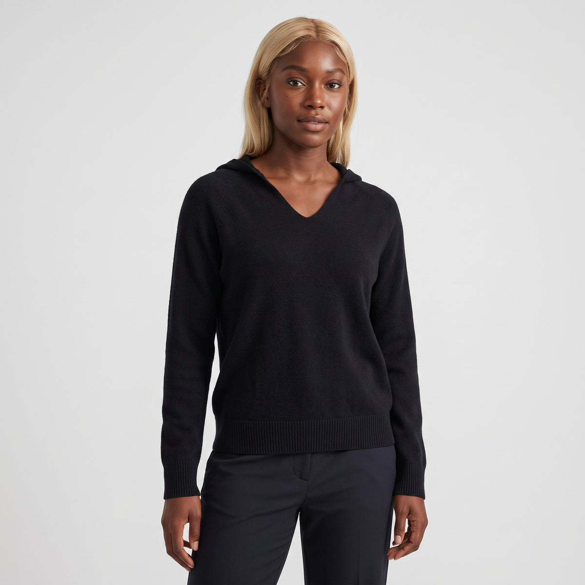 Damen Wollstrickpullover mit V-Ausschnitt – Regular Fit — Schwarz