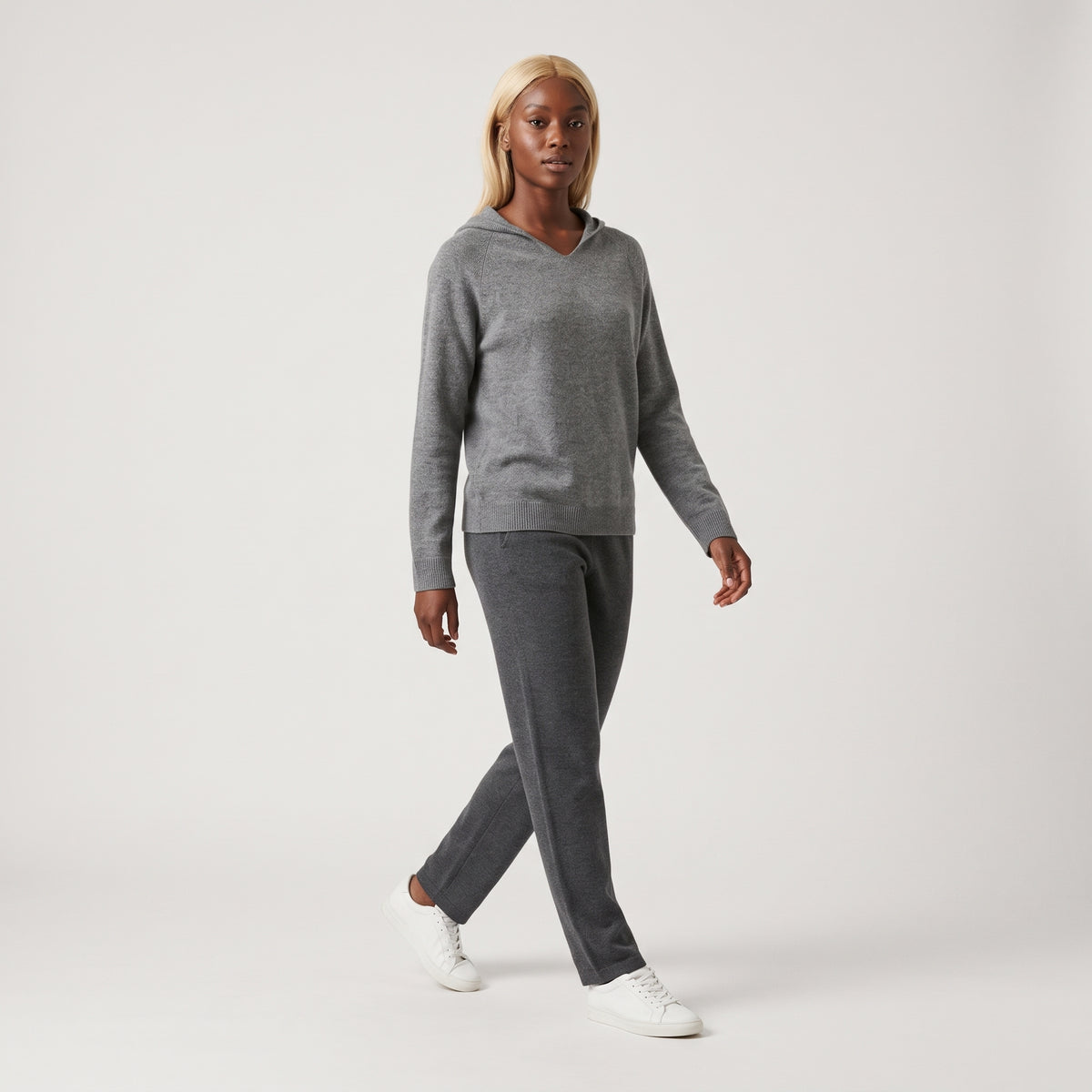 Damen Wollstrickpullover mit V-Ausschnitt – Regular Fit — Grau