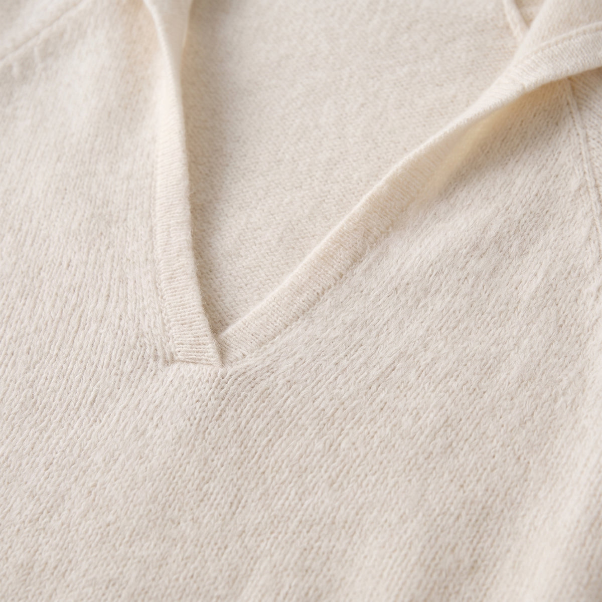 Damen Wollstrickpullover mit V-Ausschnitt – Regular Fit — Beige
