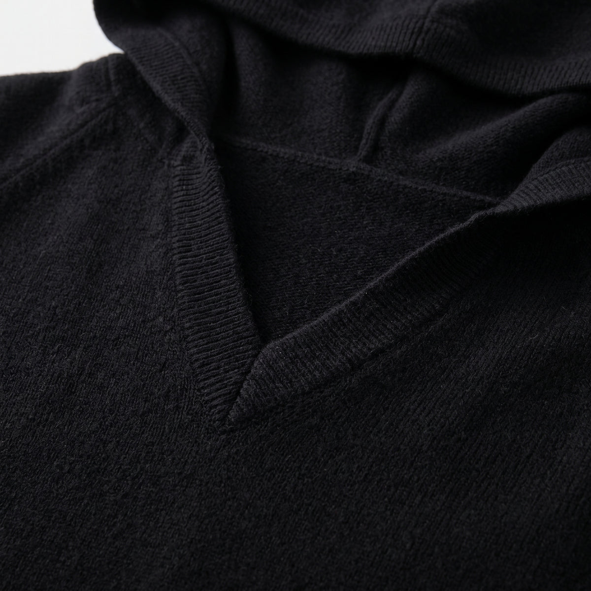 Damen Wollstrickpullover mit V-Ausschnitt – Regular Fit — Schwarz