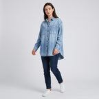 Damen Oversize Jeansbluse aus Baumwoll-Denim – Relaxed Fit — Hellblau