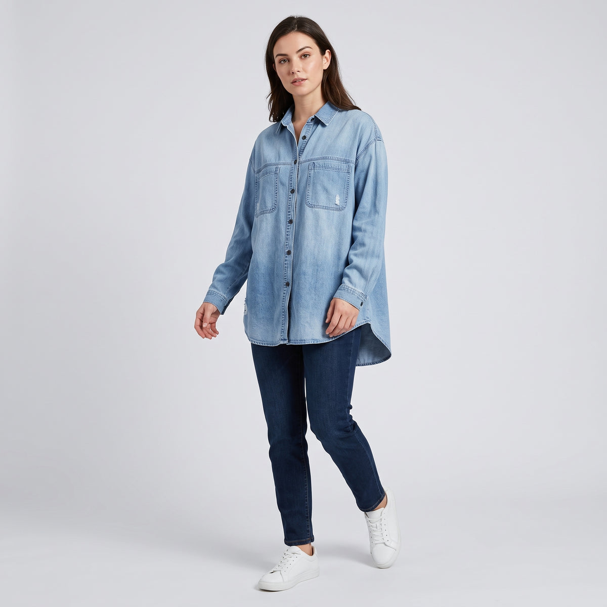 Damen Oversize Jeansbluse aus Baumwoll-Denim – Relaxed Fit — Hellblau