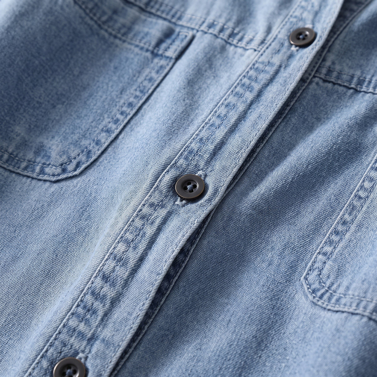 Damen Oversize Jeansbluse aus Baumwoll-Denim – Relaxed Fit — Hellblau