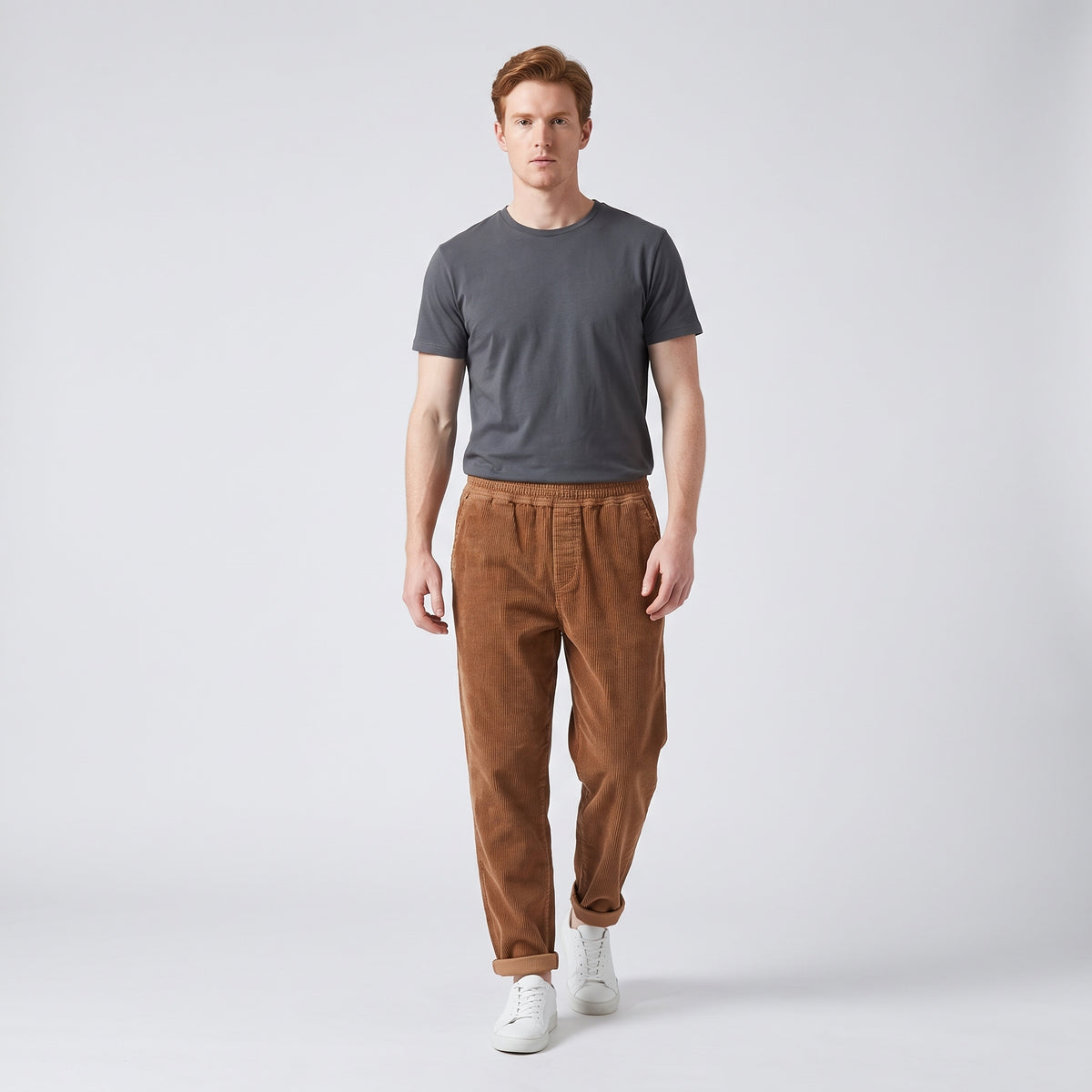 Herren Baumwoll-Cordhose mit elastischem Bund – Relaxed Fit — Kognacbraun