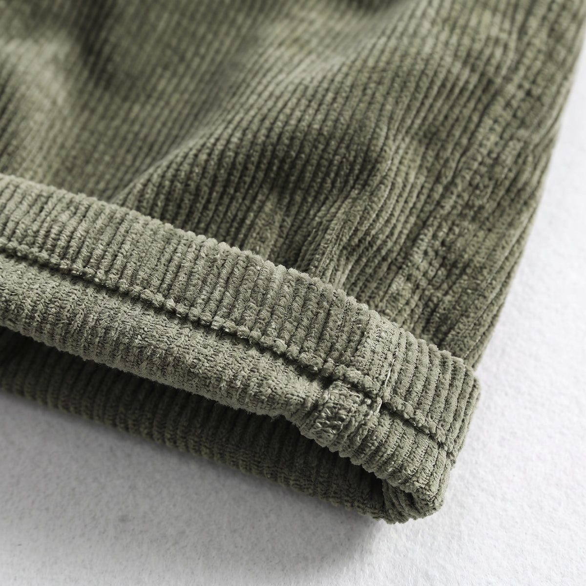Herren Baumwoll-Cordhose mit elastischem Bund – Relaxed Fit — Armeegrün