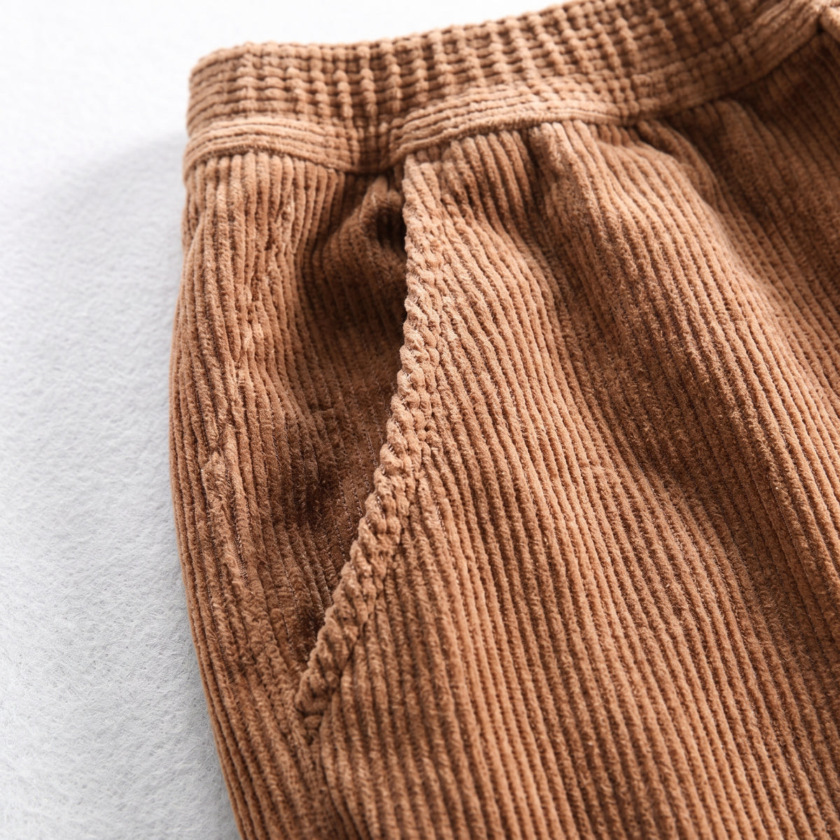 Herren Baumwoll-Cordhose mit elastischem Bund – Relaxed Fit — Kognacbraun