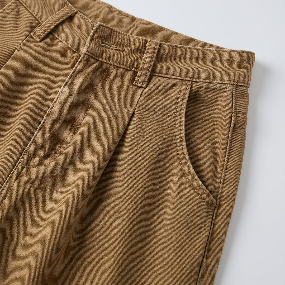 Damen Karottenhose mit Bundfalten – Regular Fit — Braun