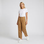 Damen Karottenhose mit Bundfalten – Regular Fit — Braun