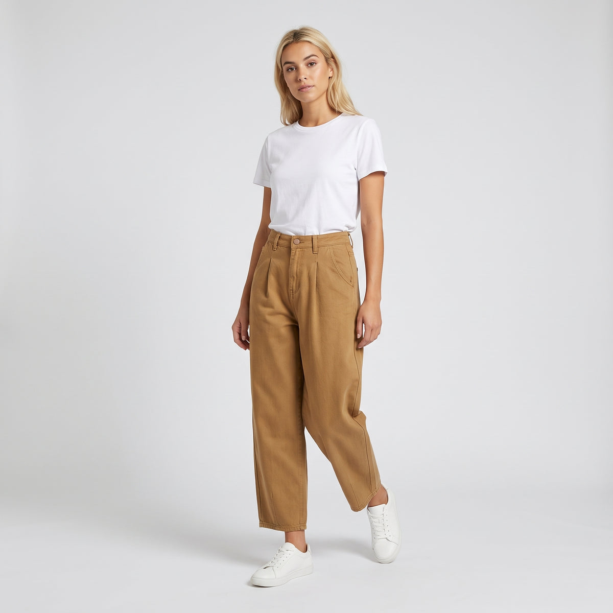 Damen Karottenhose mit Bundfalten – Regular Fit — Braun