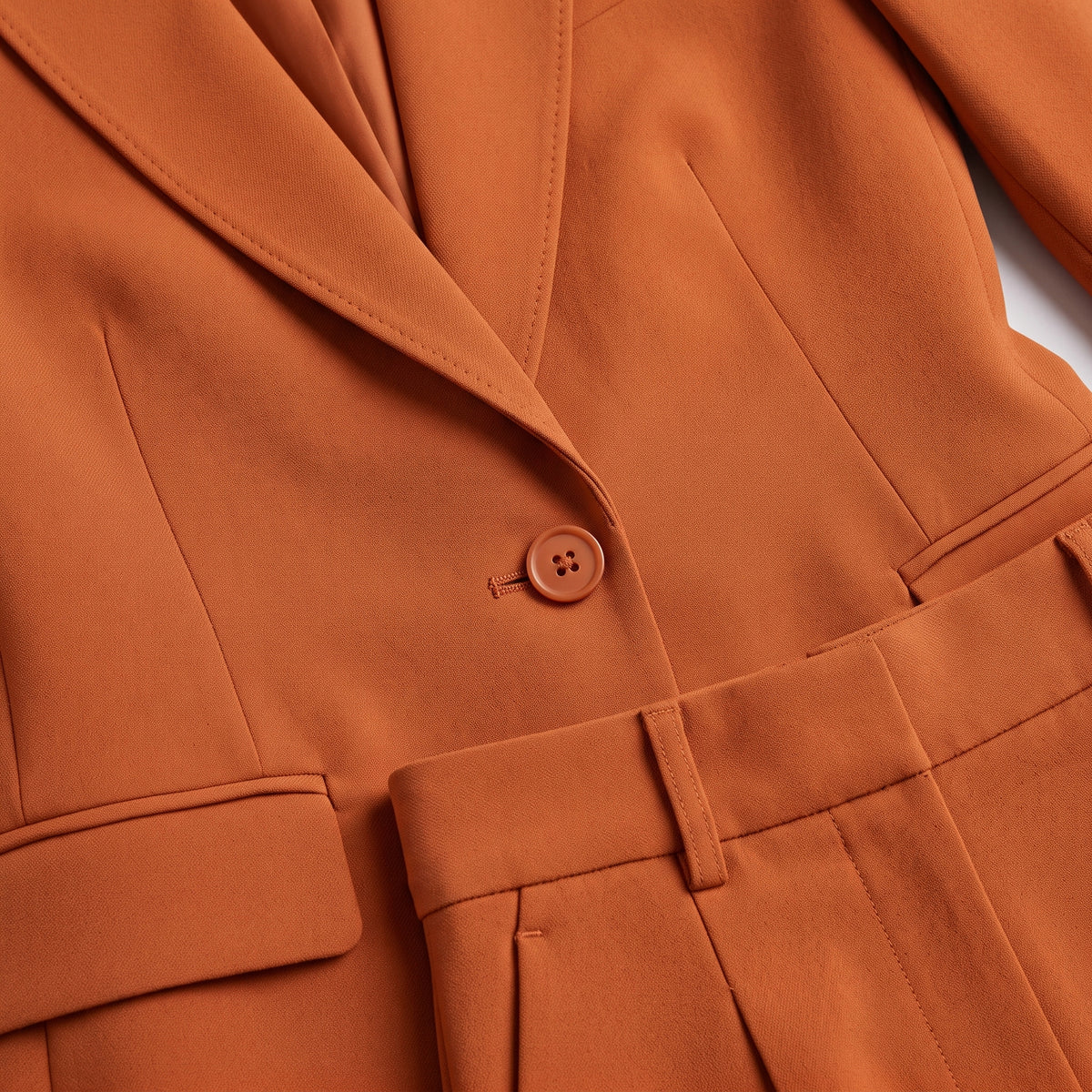 Damen Hosenanzug mit High-Waist-Hose – Slim Fit — Braun