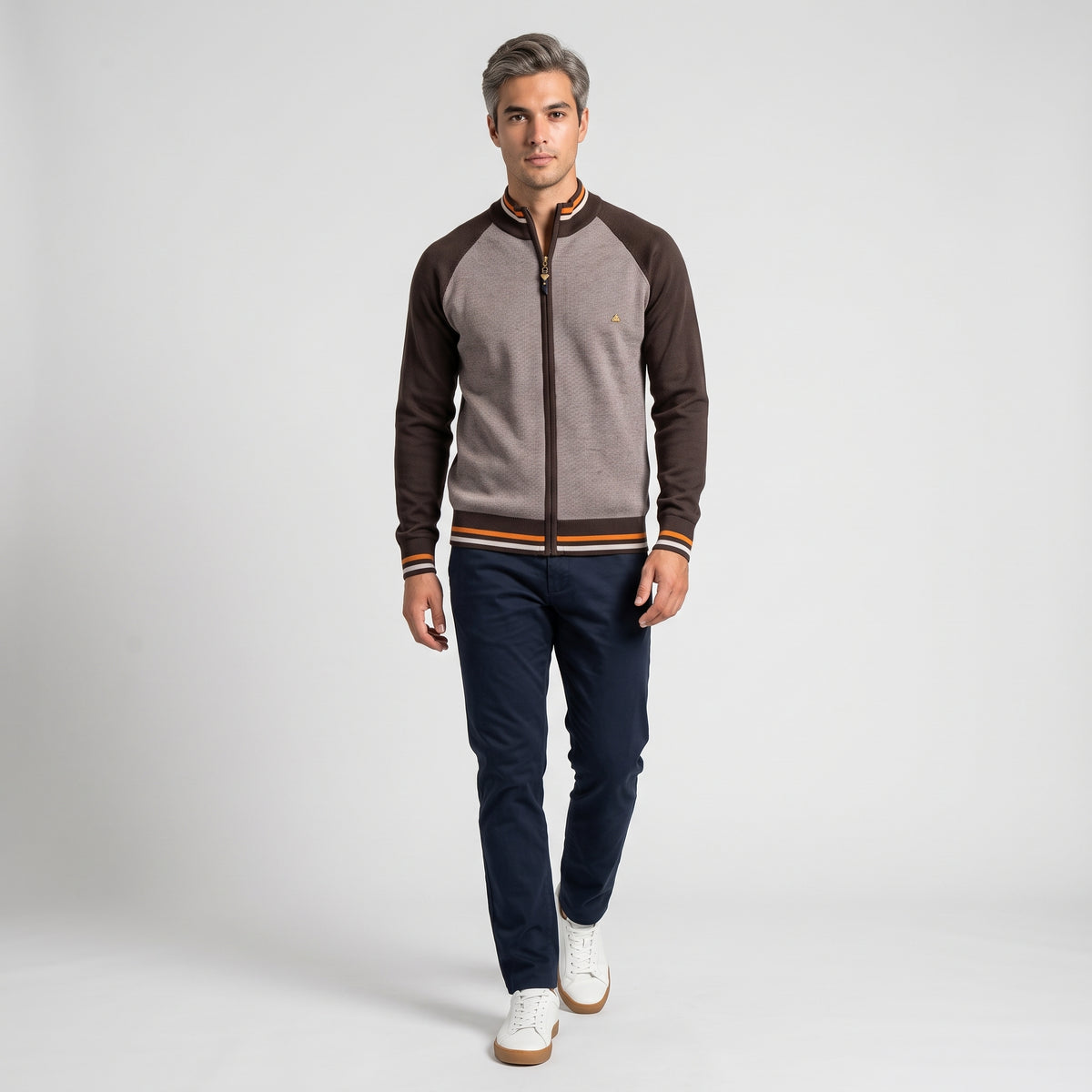Herren Strickjacke mit Reißverschluss und Stehkragen – Slim Fit — Braun