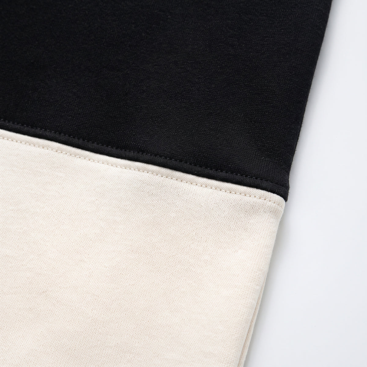 Herren Langarm-Poloshirt mit Kontraststreifen – Regular Fit — Schwarz