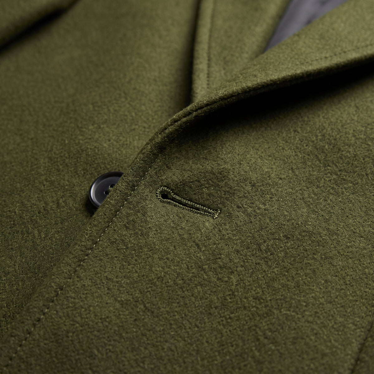 Herren Wintermantel mit Reverskragen – Regular Fit — Olivegrün