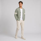 Herren Strickjacke mit V-Ausschnitt und Kontraststreifen – Relaxed Fit — Hellgrün