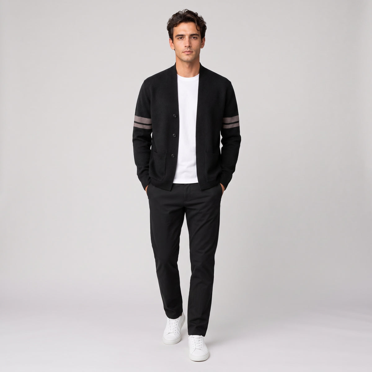 Herren Strickjacke mit V-Ausschnitt und Kontraststreifen – Relaxed Fit — Schwarz