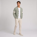 Herren Strickjacke mit V-Ausschnitt und Kontraststreifen – Relaxed Fit — Beige