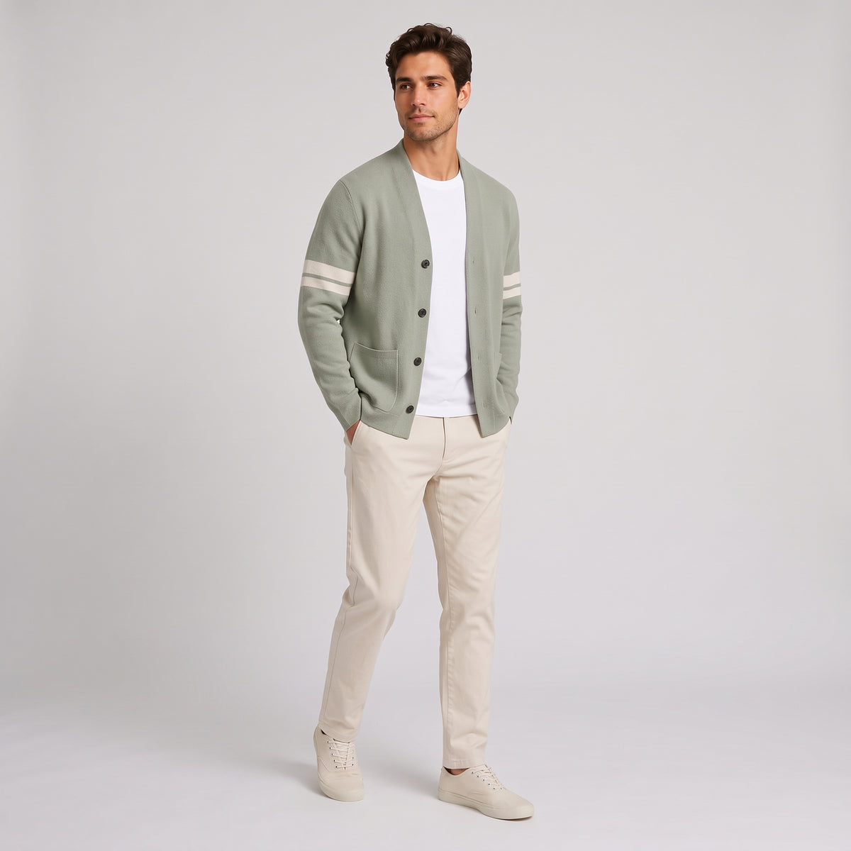 Herren Strickjacke mit V-Ausschnitt und Kontraststreifen – Relaxed Fit — Beige