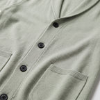 Herren Strickjacke mit V-Ausschnitt und Kontraststreifen – Relaxed Fit — Hellgrün