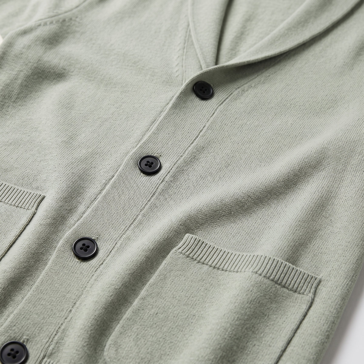Herren Strickjacke mit V-Ausschnitt und Kontraststreifen – Relaxed Fit — Hellgrün