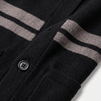 Herren Strickjacke mit V-Ausschnitt und Kontraststreifen – Relaxed Fit — Schwarz