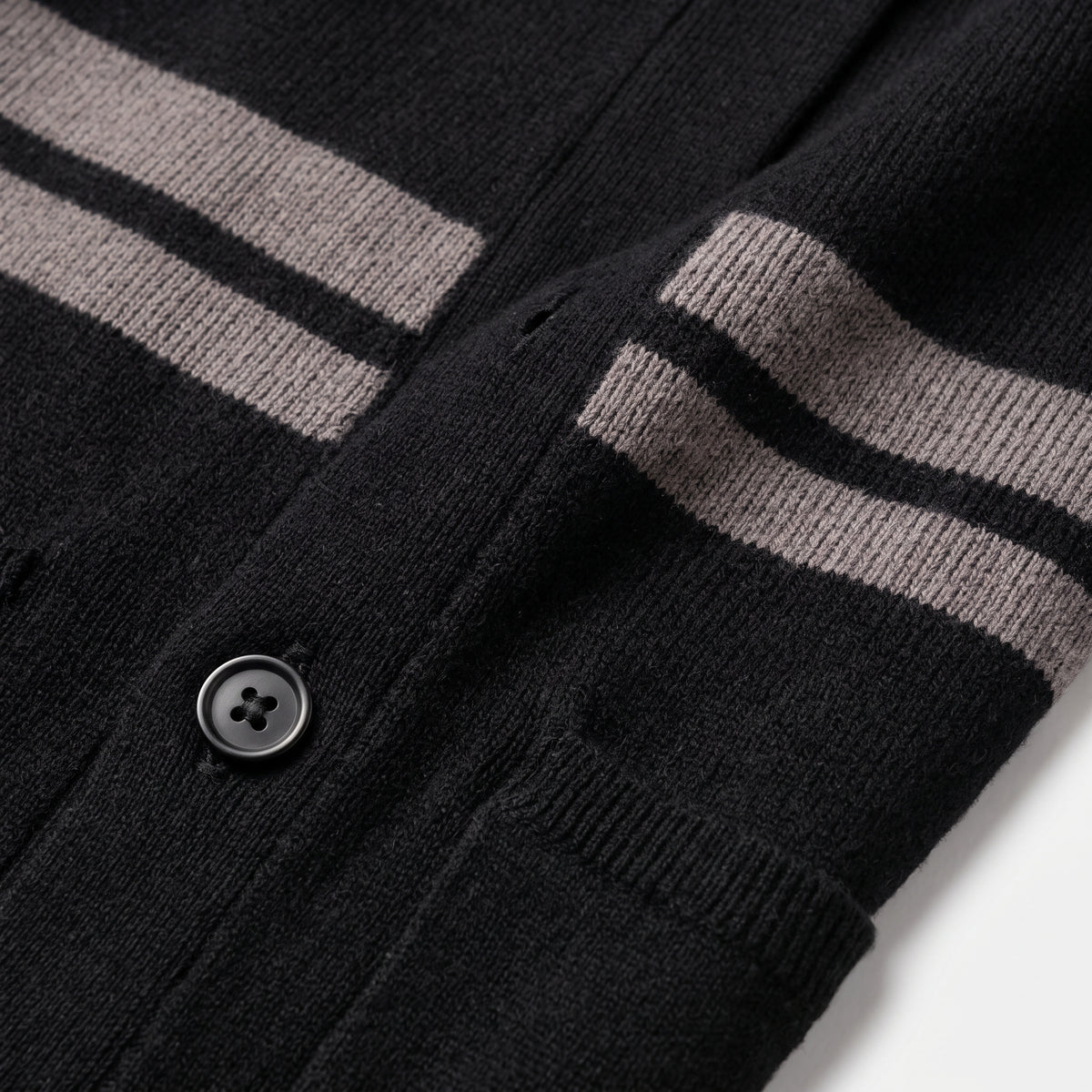 Herren Strickjacke mit V-Ausschnitt und Kontraststreifen – Relaxed Fit — Schwarz