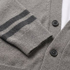 Herren Strickjacke mit V-Ausschnitt und Kontraststreifen – Relaxed Fit — Braun