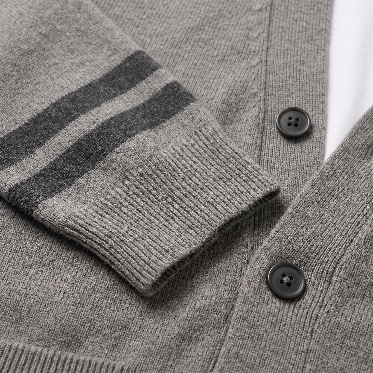 Herren Strickjacke mit V-Ausschnitt und Kontraststreifen – Relaxed Fit — Braun