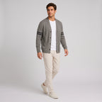 Herren Strickjacke mit V-Ausschnitt und Kontraststreifen – Relaxed Fit — Brown