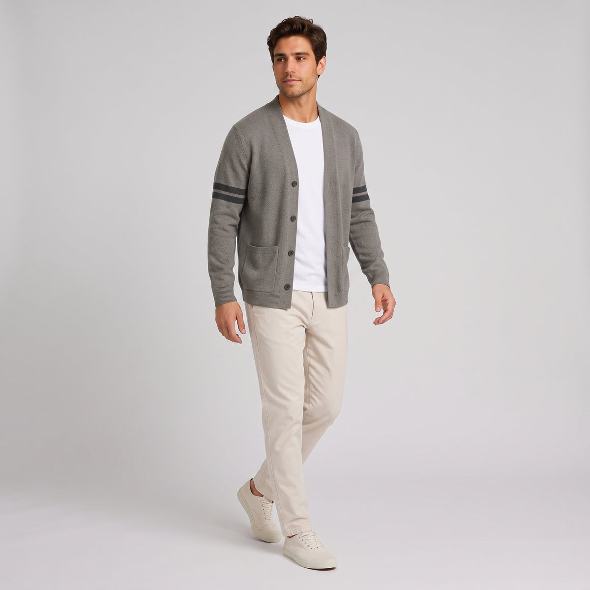 Herren Strickjacke mit V-Ausschnitt und Kontraststreifen – Relaxed Fit — Brown