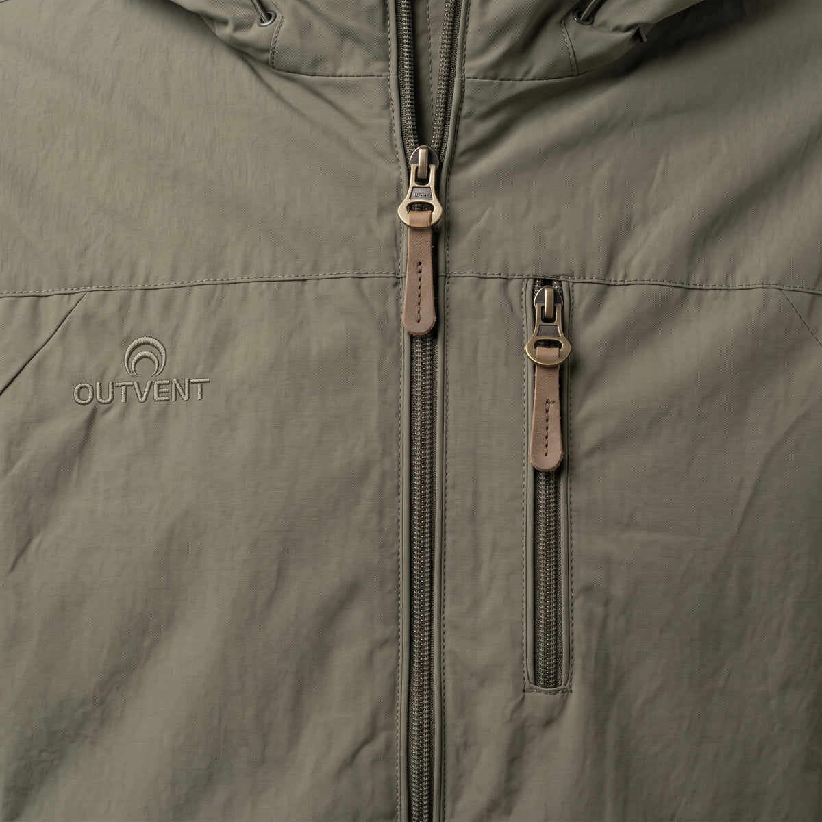 Herren Windbreaker mit Kapuze und Reißverschluss – Regular Fit — Salbei