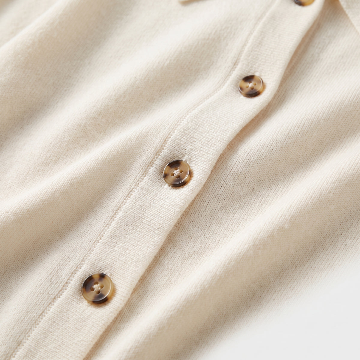 Damen Woll-Strickjacke mit Polokragen – Regular Fit — Beige