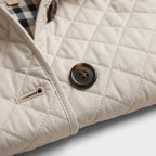 Damen Rauten-Steppjacke mit Knopfleiste – Regular Fit — Beige