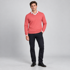 Herren Merino-Strickpullover mit V-Ausschnitt – Regular Fit — Himbeere