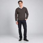 Herren Merino-Strickpullover mit V-Ausschnitt – Regular Fit — Dattel