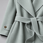 Damen Lang-Trenchcoat mit Bindegürtel – Relaxed Fit — Puderblau
