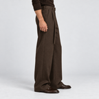 Herren Stoffhose mit Bundfalten und weitem Bein – Relaxed Fit — Kakao-Braun