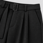 Herren Stoffhose mit Bundfalten und weitem Bein – Relaxed Fit — Schwarz