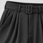 Herren Stoffhose mit Bundfalten und weitem Bein – Relaxed Fit — Dunkelgrau