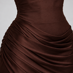 Damen One-Shoulder Hochzeitsgast-Kleid mit Drapierung in Satin-Optik — Braun