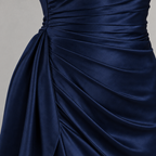 Damen Satin-Abendkleid mit Drapierung und Seitenschlitz — Marineblau