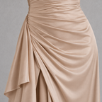 Damen Satin-Abendkleid mit Drapierung und Seitenschlitz — Beige