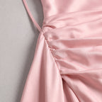 Damen Satin-Abendkleid mit Drapierung und Seitenschlitz — Rosa