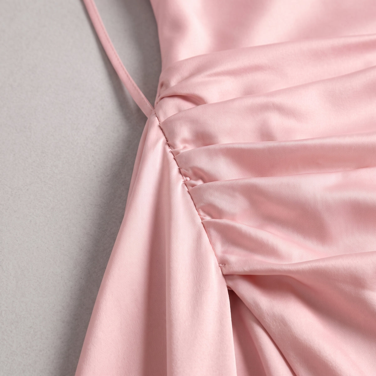Damen Satin-Abendkleid mit Drapierung und Seitenschlitz — Rosa